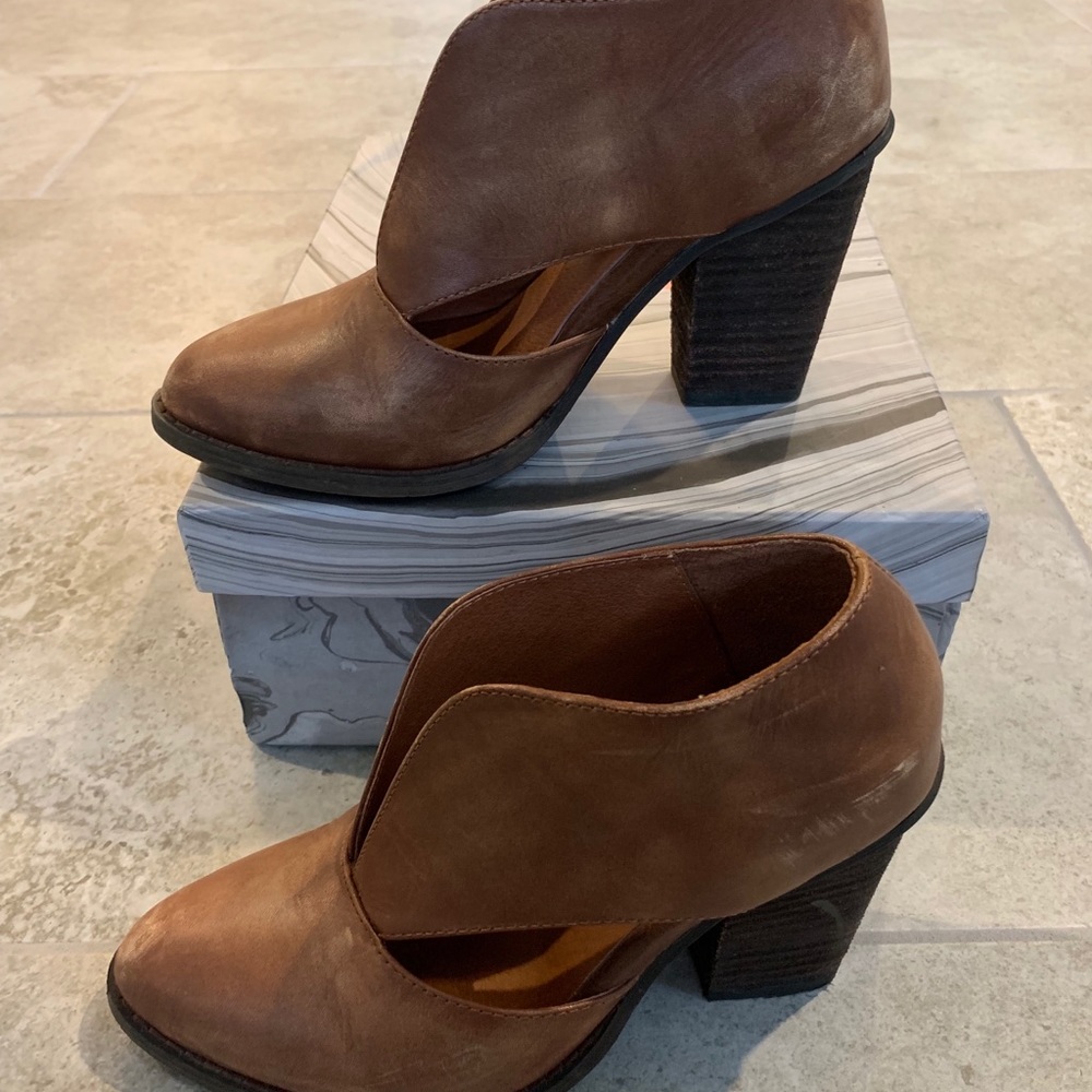 Nib Jeffrey Campbell Deep V Bootie - Size 6 - image 6